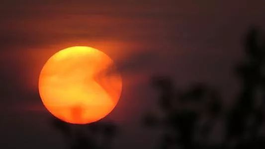 地球月球太阳质量_太阳质量大约是月球质量的_太阳月球地球的质量大小排列