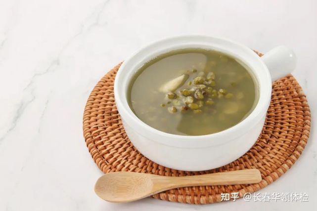 中毒解毒食物吃可以排毒吗_如果食物中毒,吃什么可以解毒?_中毒可以吃什么解毒